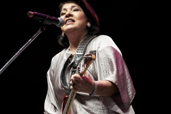 Roberta Miranda é clicada cantando e tocando violão - Metrópoles