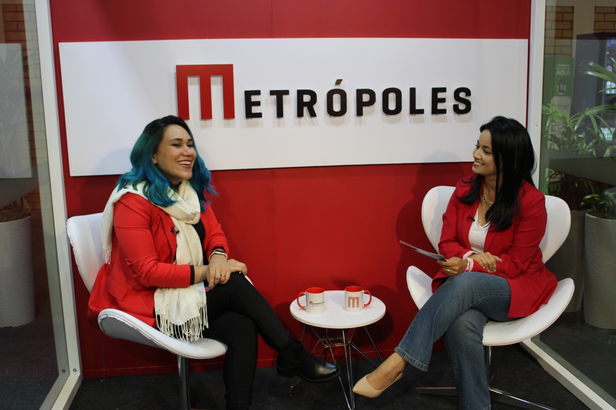 Fotografia colorida de duas mulheres sentadas | Cynthya Rodrigues no videocast "Nasce uma ideia"