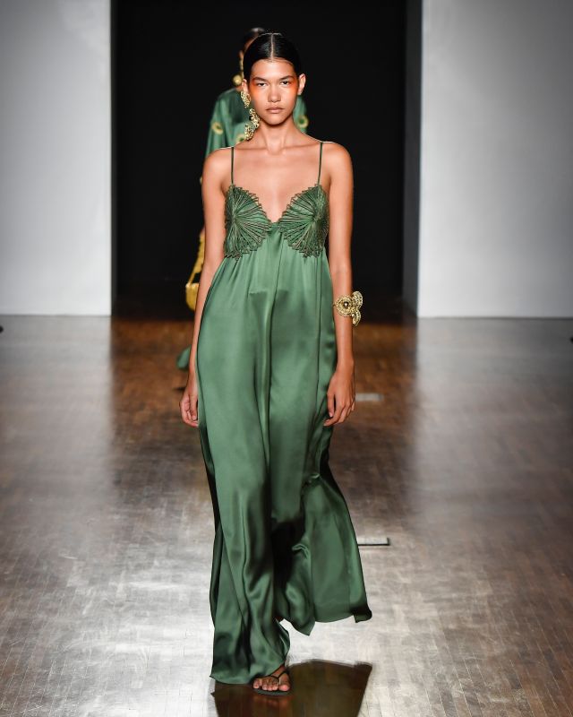 Vestido verde. Modelo na passarela do SPFW N57 - Metrópoles