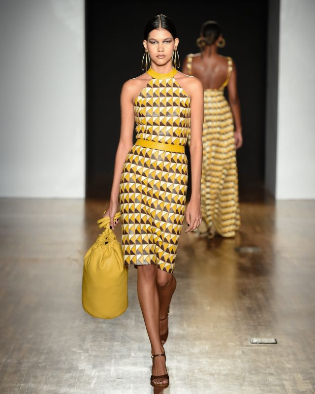 Look amarelo com estampa geométricas. Modelo desfilando no SPFW N57 - Metrópoles