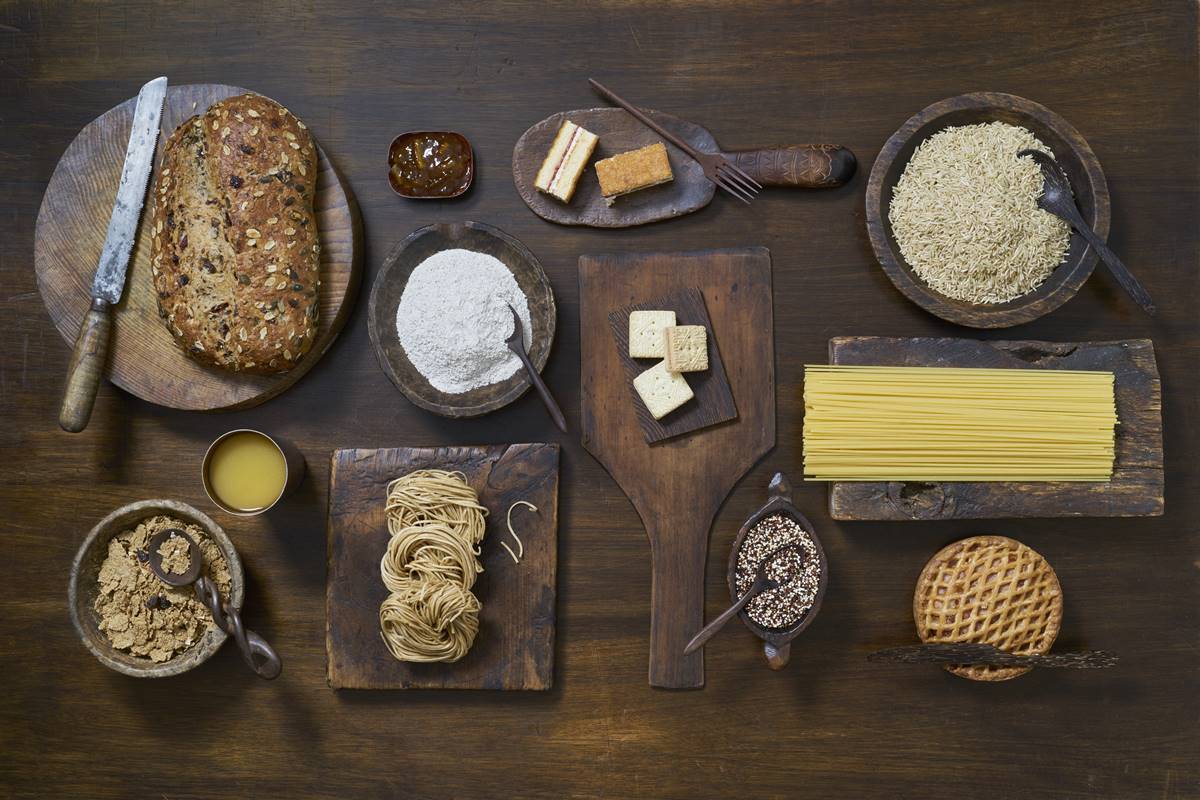 Carboidratos, como pão, bolo, macarrão e arroz 