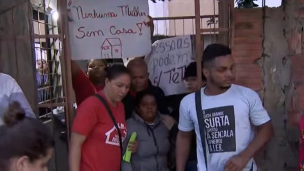 foto colorida de PM durante cumprimento de ordem de reintegração de posse na Avenida Santa Inês, Parque Mandaqui, zona norte de SP - Metrópoles