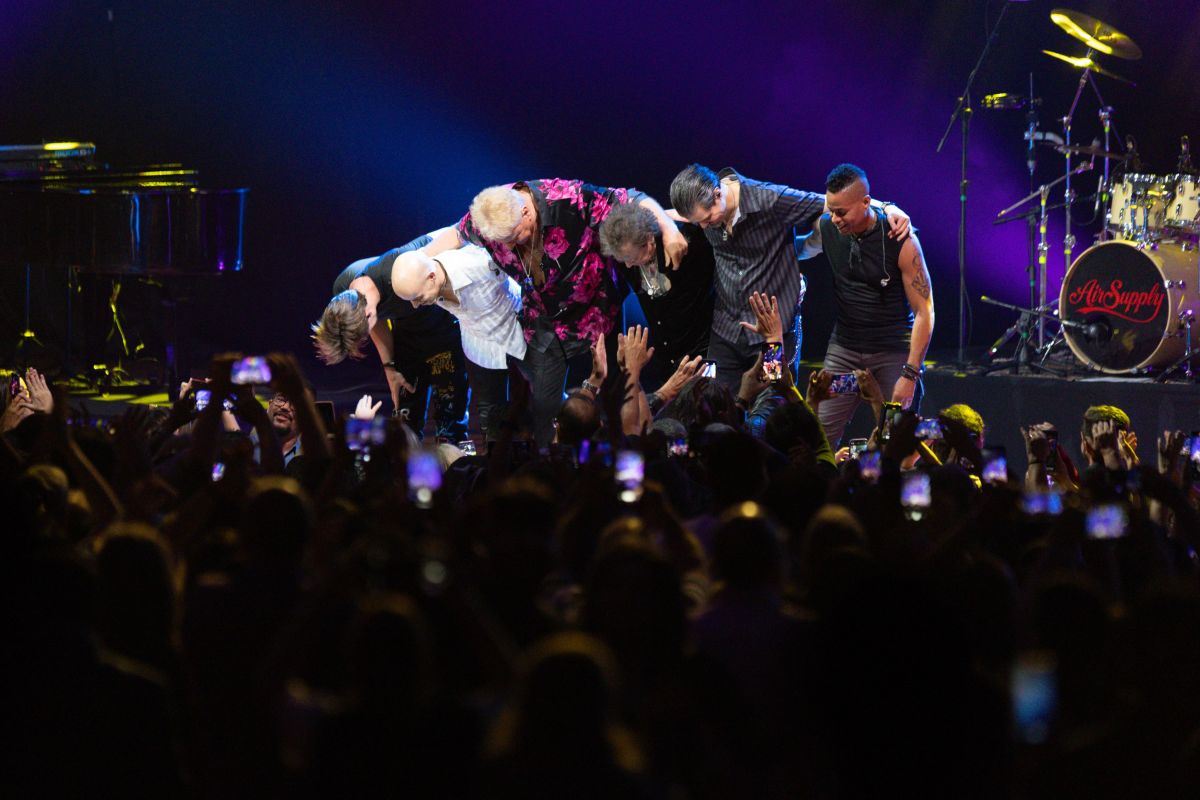 Grupo Air Supply durante show em Brasília pelo Metrópoles Music