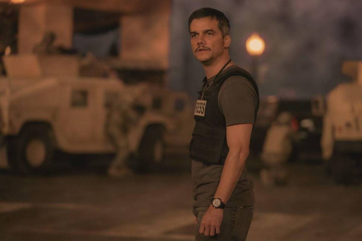 foto colorida de wagner moura em filme - metrópoles