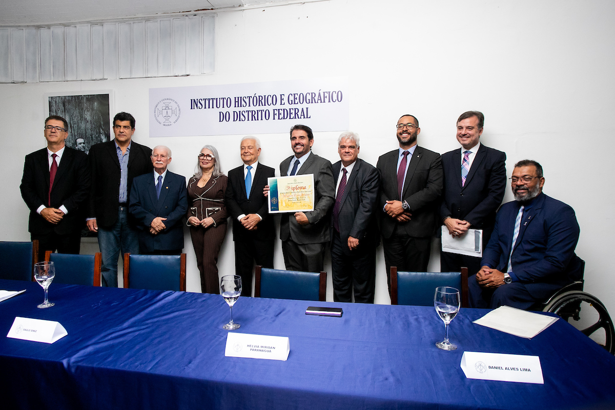 Saulo Diniz, Bernardo Sayão, Salviano Guimarães, Hélvia Paranaguá, Secretaria de Estado de Educação; Paulo Castelo Branco, presidente do IHGB; Adalberto Scigliano, Hugo Studart, Daniel Lima, Secretário de Estado Controlador-Geral do Distrito Federal; Max Telesca e Flávio Pereira