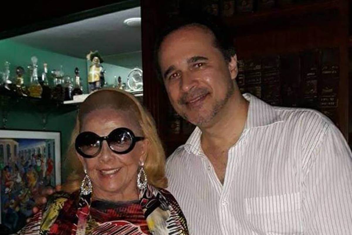 Imagem colorida mostra a socialite Regina Lemos e Marcos Ribeiro - Metrópoles