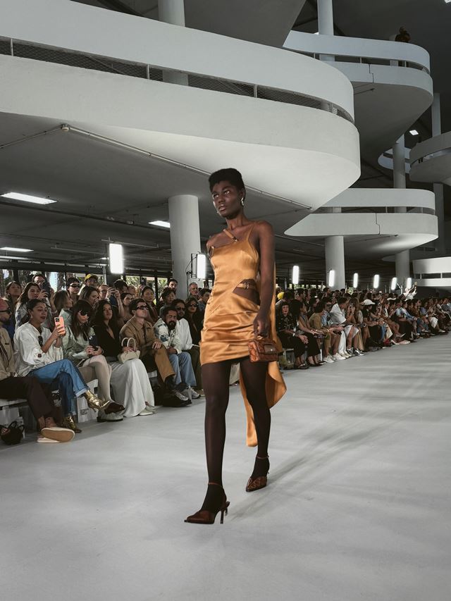 Look de seda cobre com recortes. Desfile Tenda Tripa, da Misci, em São Paulo - Metrópoles