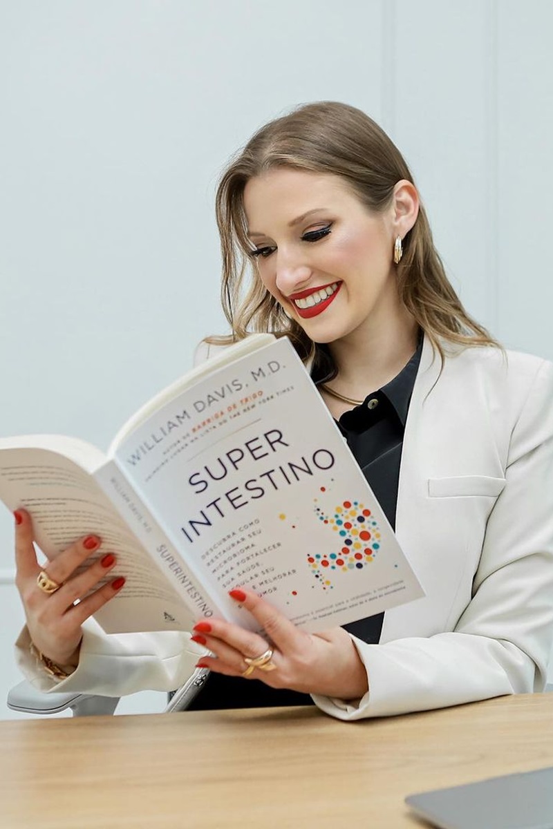 Foto colorida de mulher lendo livro com o título Super Intestino - Metrópoles