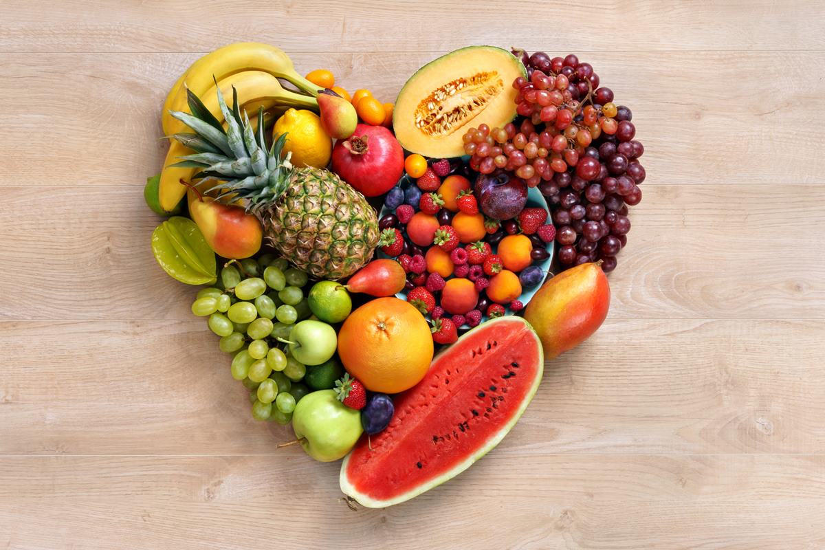 Foto colorida de coração formado por frutas - Metrópoles