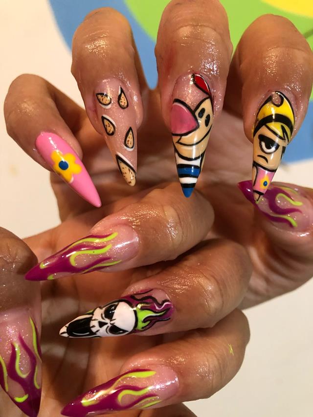 Na imagem com cor, a manicure Ju Pinheiro, que faz unhas nas artes - Metrópoles