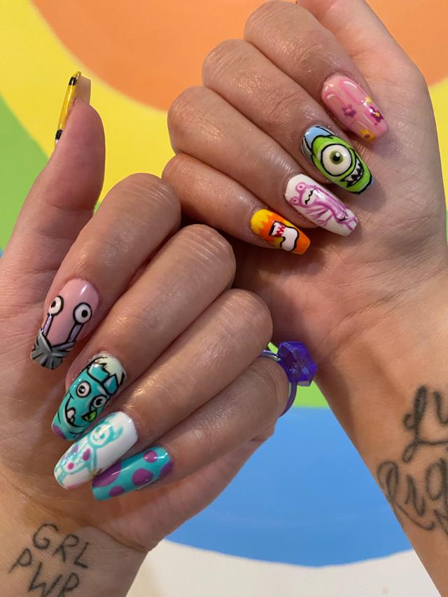 Na imagem com cor, a manicure Ju Pinheiro, que faz unhas nas artes - Metrópoles