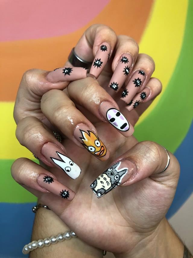 Na imagem com cor, a manicure Ju Pinheiro, que faz unhas nas artes - Metrópoles