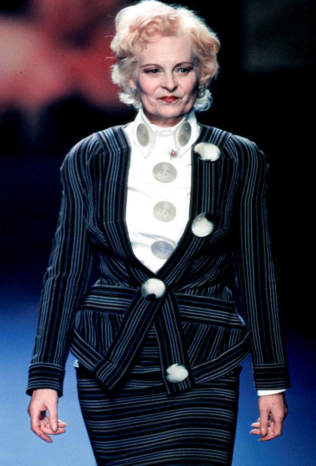 Na imagem com cor, foto da designer de moda Vivienne Westwood - Metrópoles