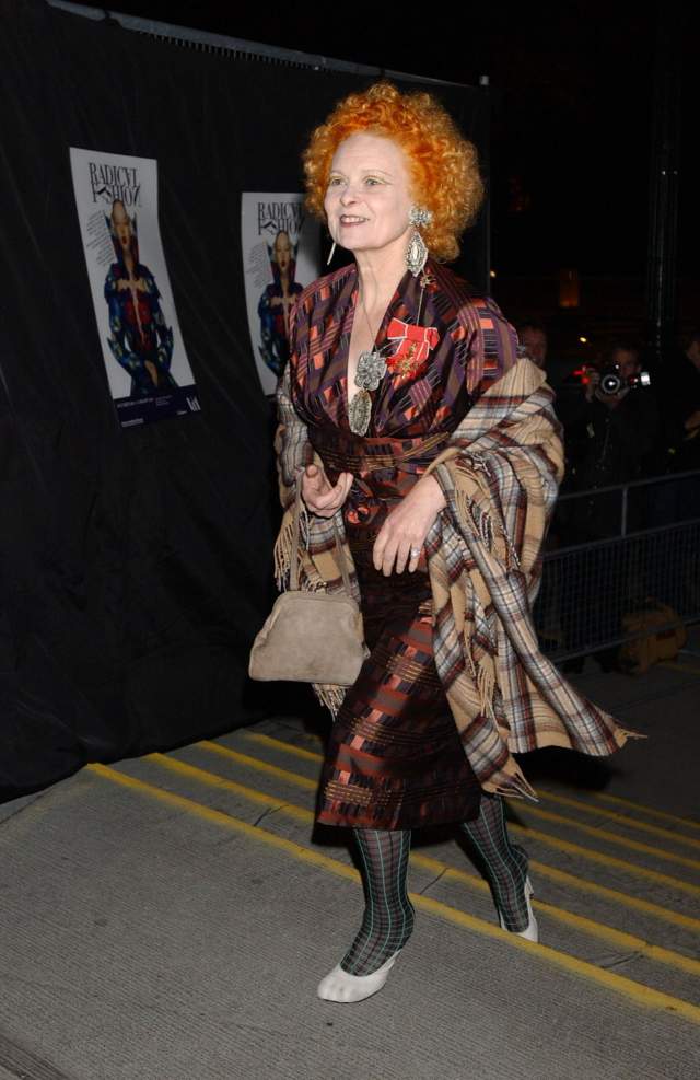 Na imagem com cor, foto da designer de moda Vivienne Westwood - Metrópoles