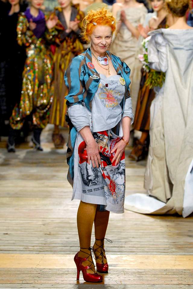 Na imagem com cor, foto da designer de moda Vivienne Westwood - Metrópoles