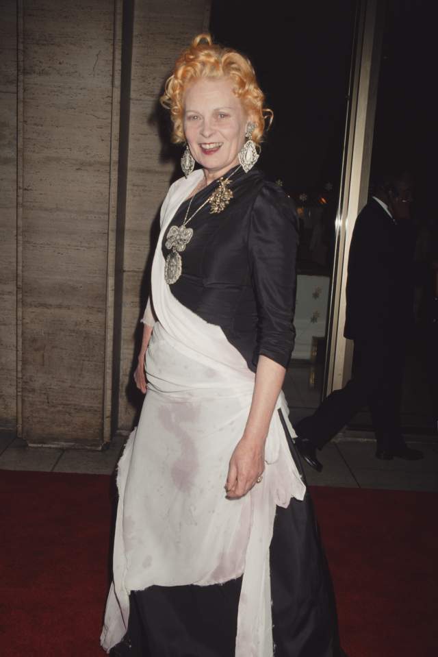 Na imagem com cor, foto da designer de moda Vivienne Westwood - Metrópoles