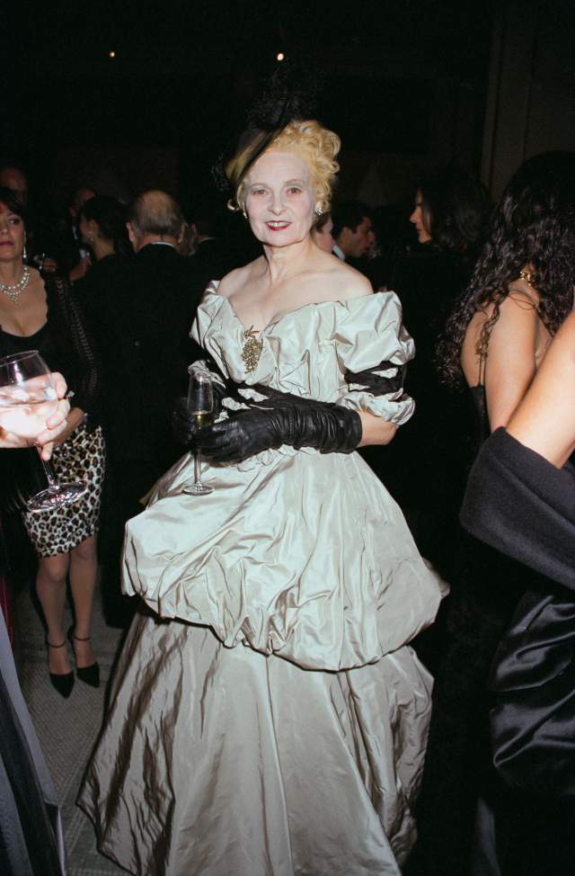 Na imagem com cor, foto da designer de moda Vivienne Westwood - Metrópoles