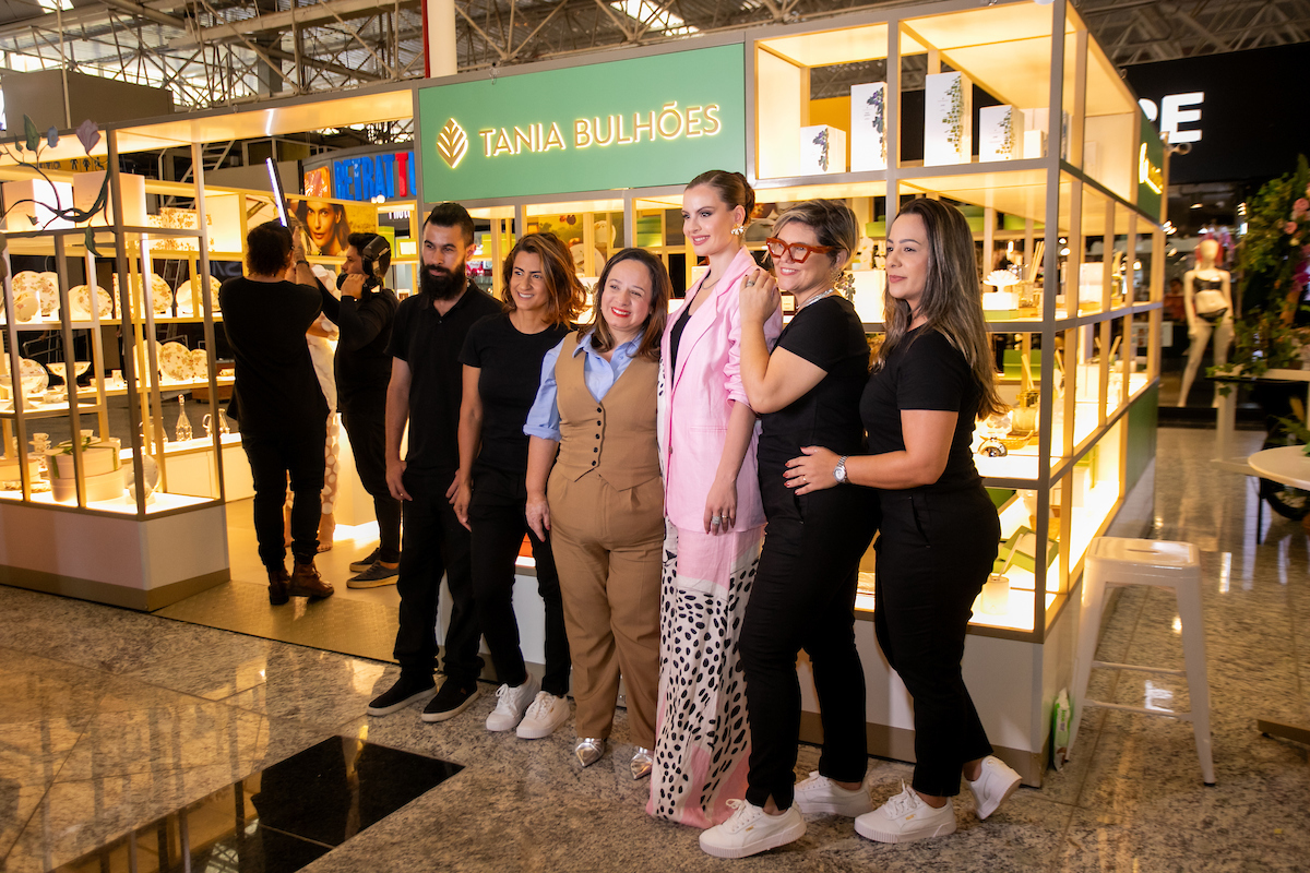 Nathália posa com a equipe de vendedores e atendentes do gazebo Tânia Bulhões