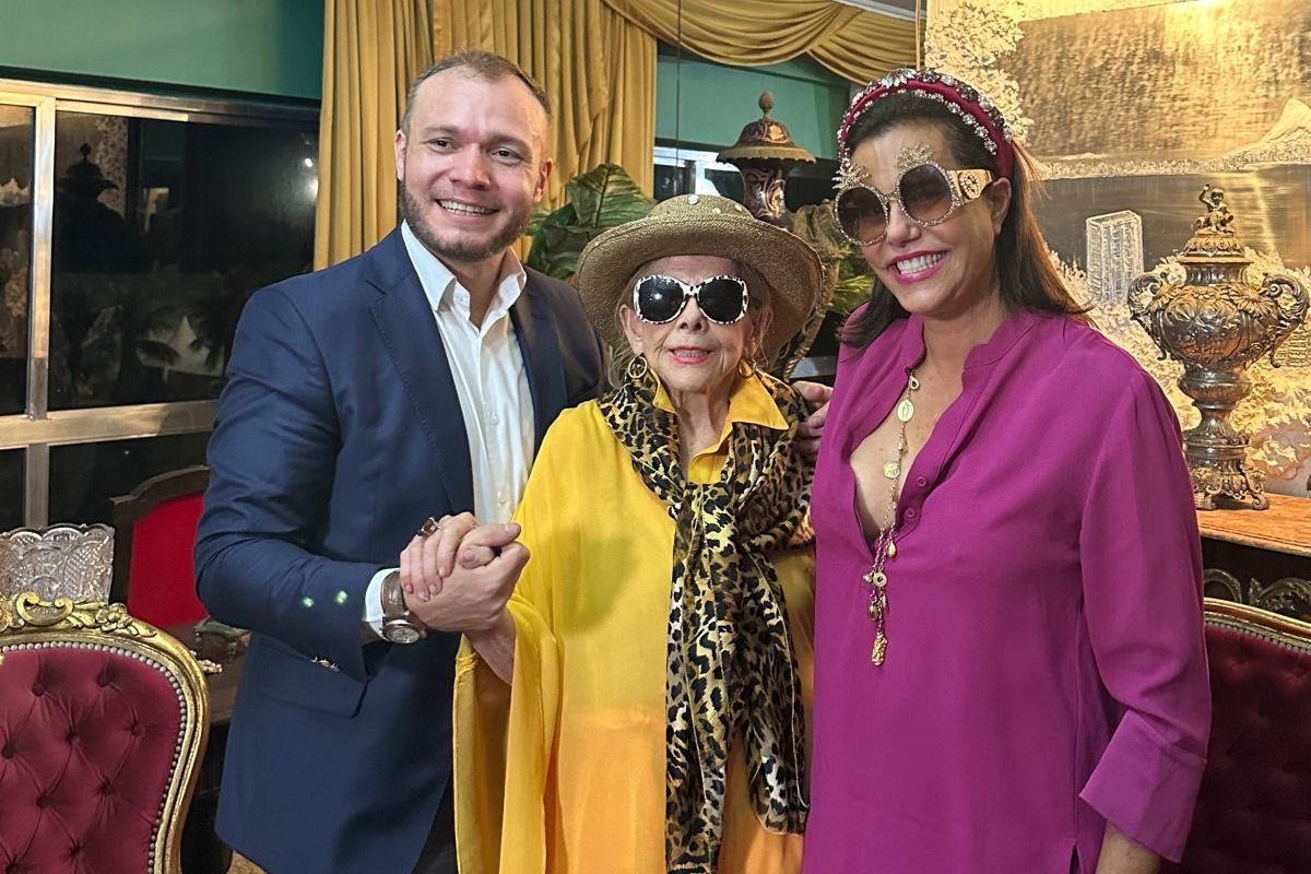 socialite Regina Lemos com os amigos João Chamarelli e Narcisa Tamborindeguy