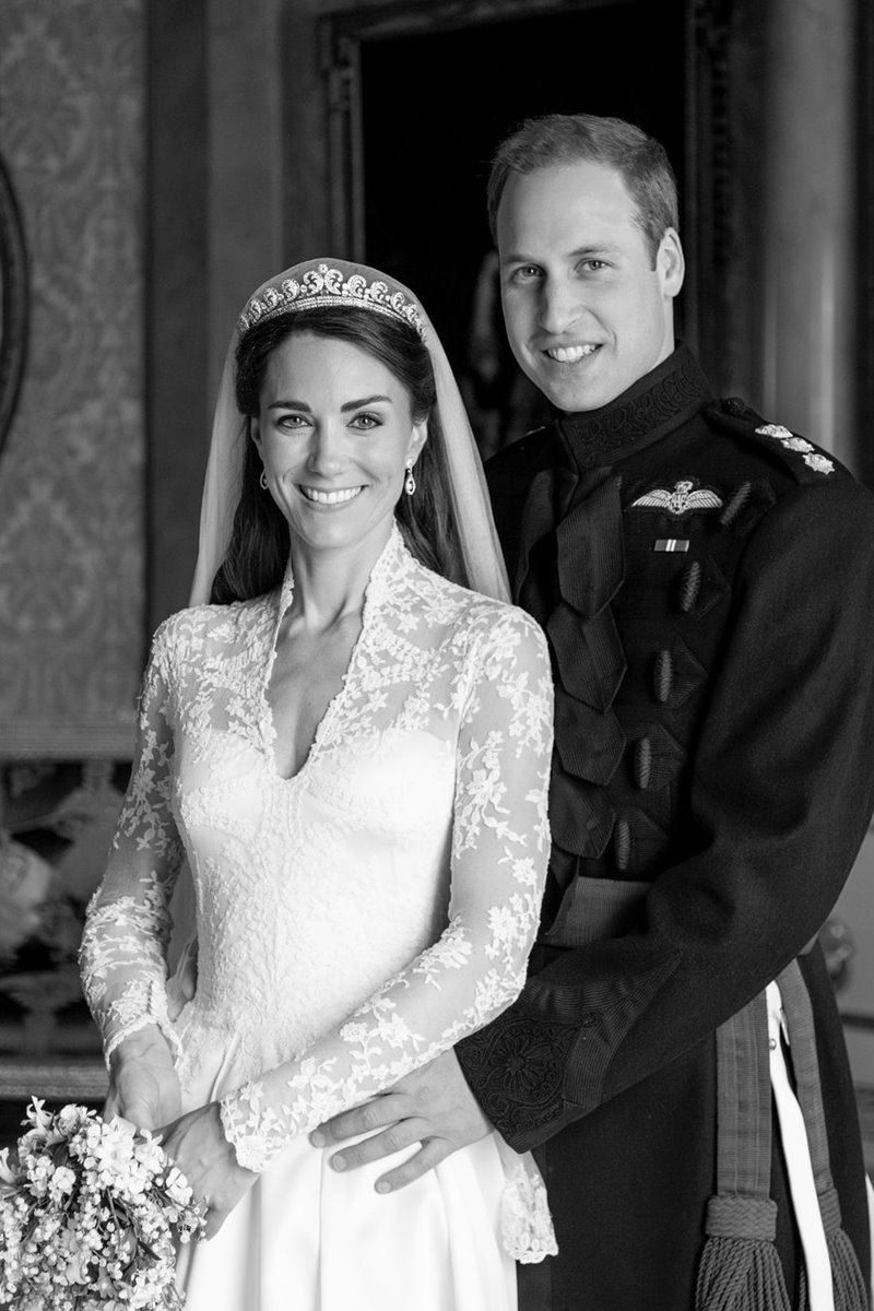 Foto em preto e branco de mulher com vestido de noiva e homem com traje militar britânico - Metrópoles