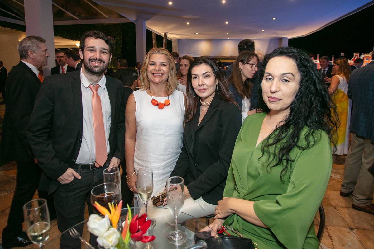 Gabriel Scorsin, Isabel Almeida, Loredana Kotinski e Paula Coutinho
