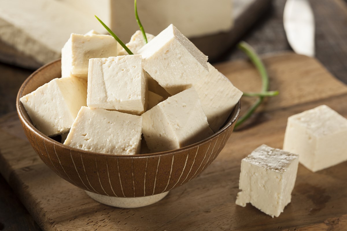 Foto colorida de tofu cortado em cubinhos dentro de uma tigela - Metrópoles