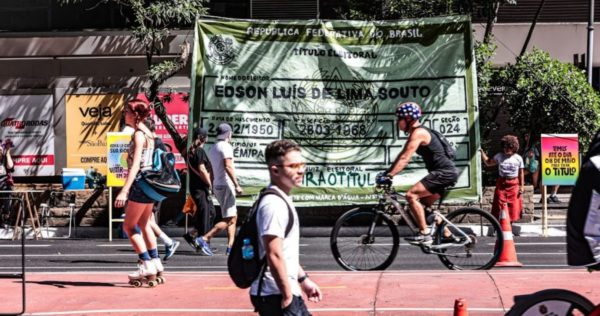 foto colorida de "Titulão" de Eleitor em ação do Instituto Lamparina na Avenida Paulista, uma ação conjunta com o TRE-SP para atrair eleitores jovens - Metrópoles