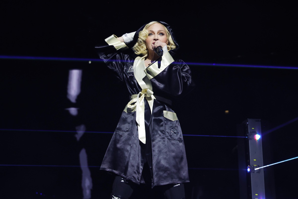 Foto de mulher em um palco segurando um microfone - Metrópoles