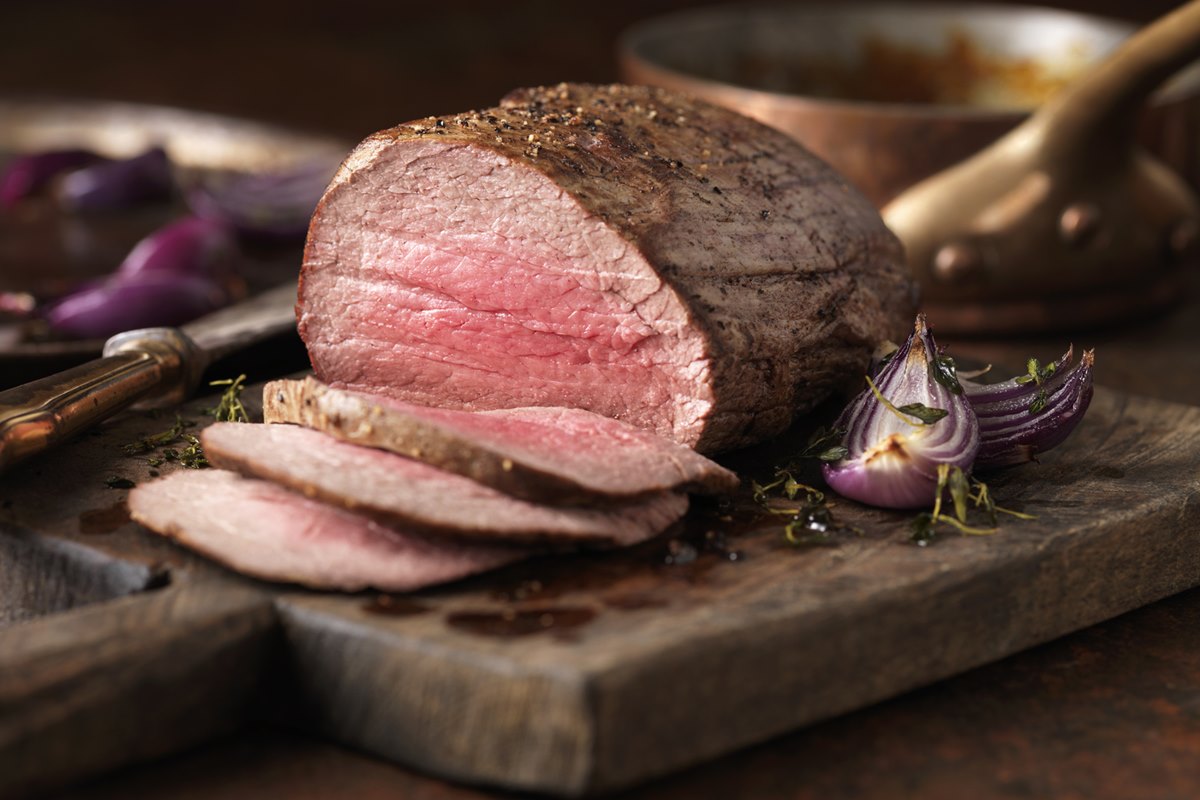 Foto de carne vermelha em tábua - Metrópoles