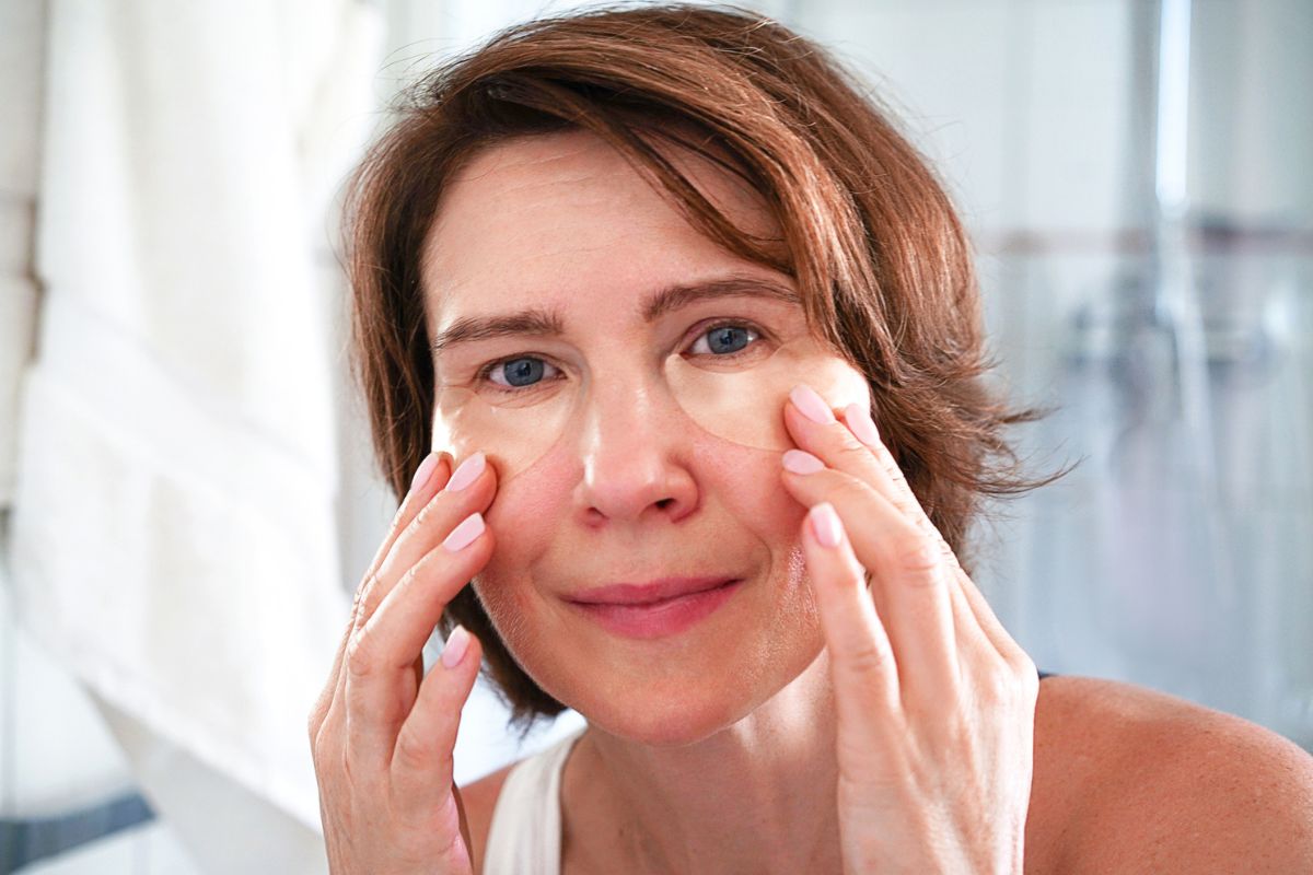 mulher aplicando máscara nos olhos