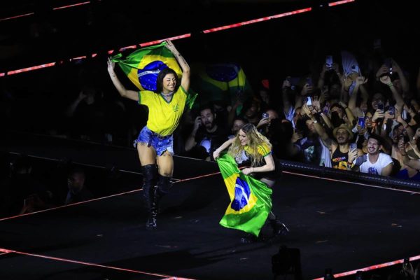 Madonna com Pabllo e bandeira nacional
