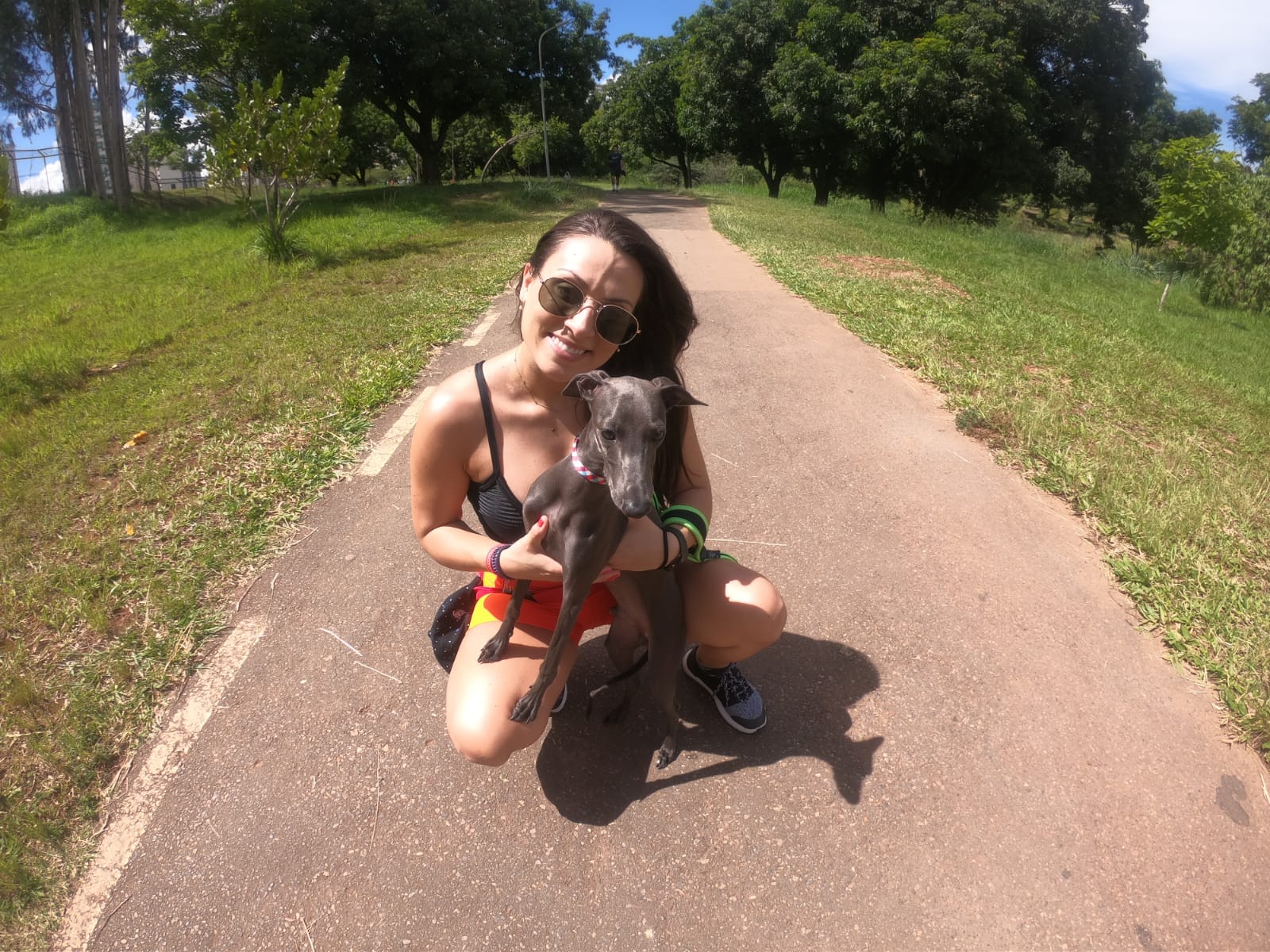 Aline Urban com o cachorrinho Blu