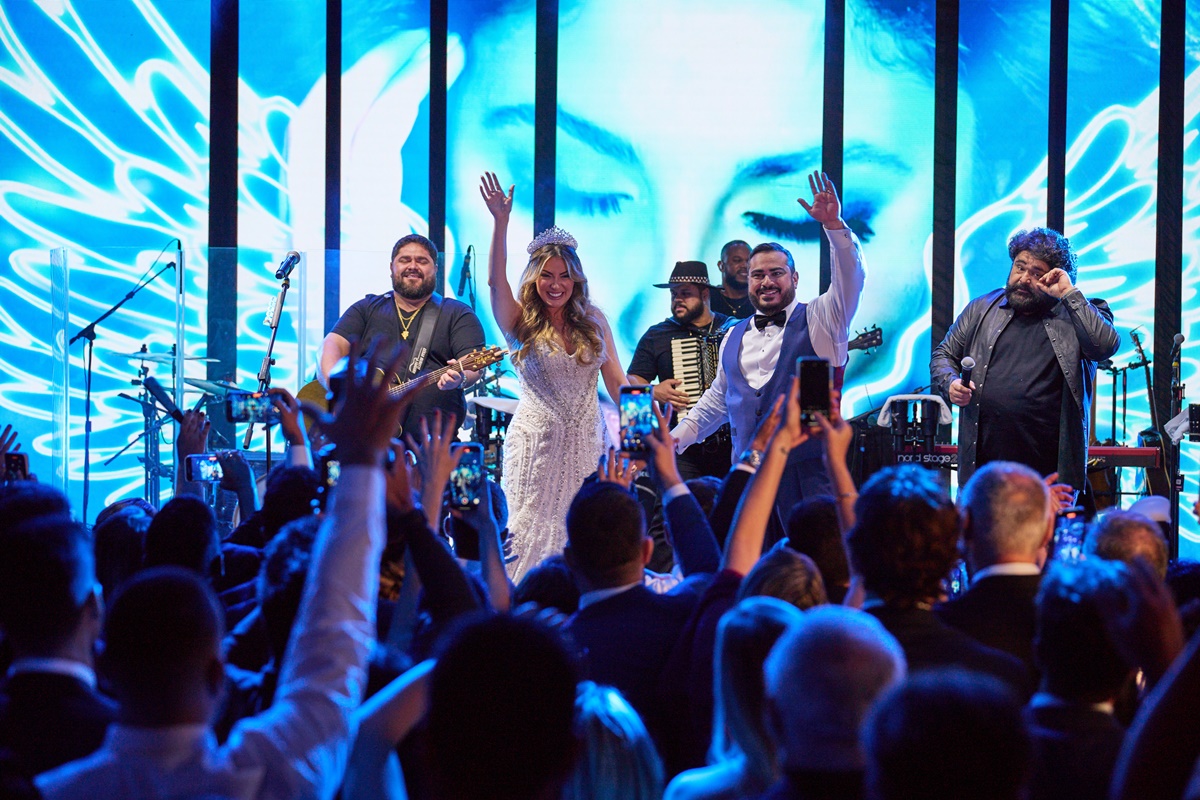 Daniela Menezes e Wonder Jarjour curtem o show de César Menotti e Fabiano