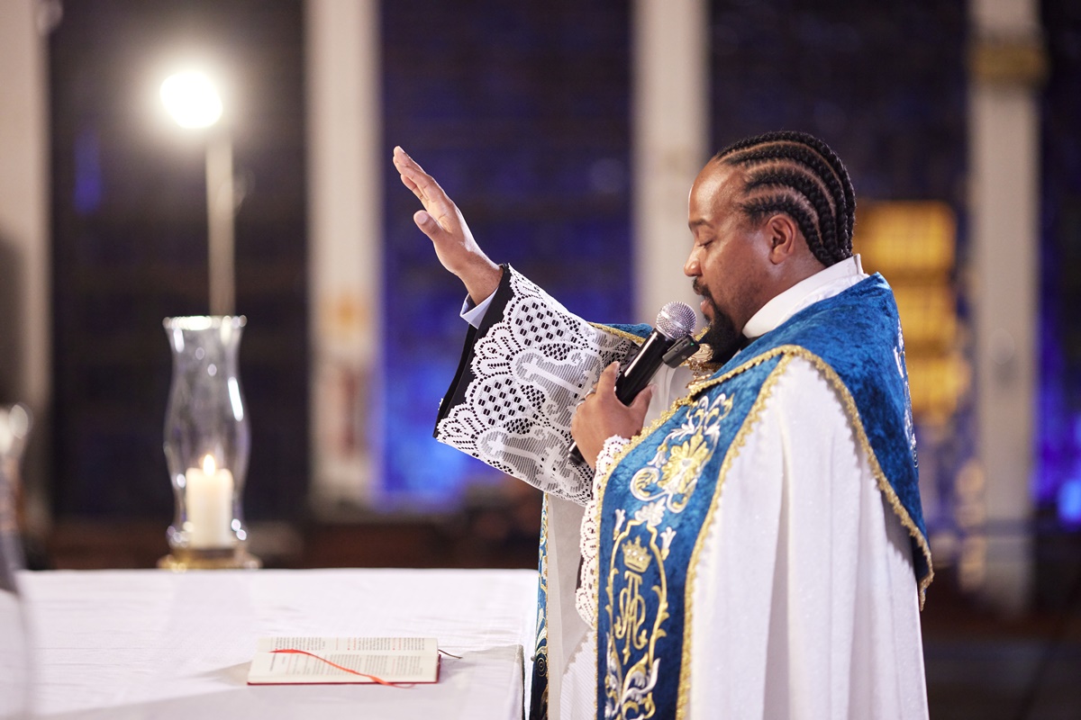 Padre João Carlos abençoa os recém-casados