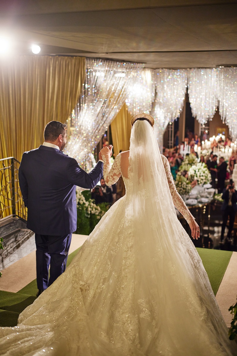 Daniela Menezes e Wonder Jarjour chegam para a festa de casamento