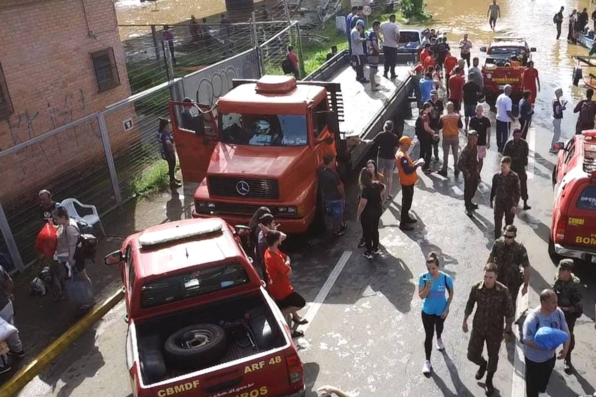 Bombeiros do DF atuam em enchente no RS - Metrópoles