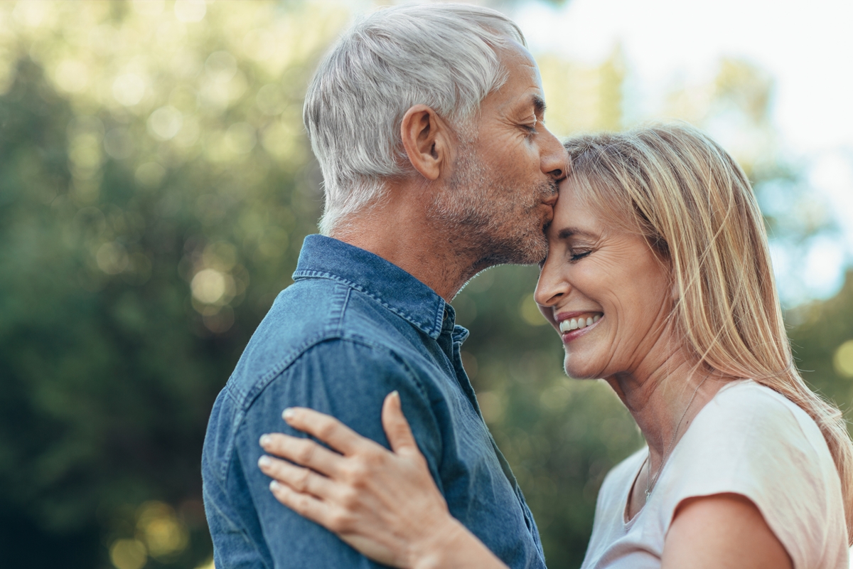 Homem beijando a mulher - Metrópoles