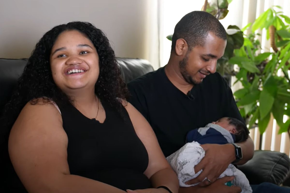 Foto colorida de um casal no hospital - Metrópoles