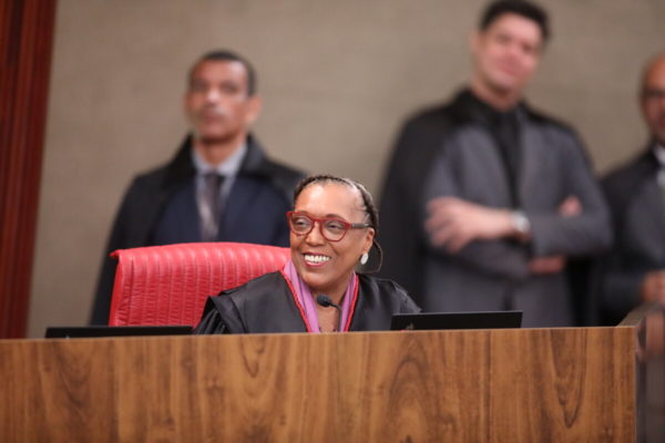 Cármenlúcia condena o racismo ao ministro de TSE no seminário presidencial.