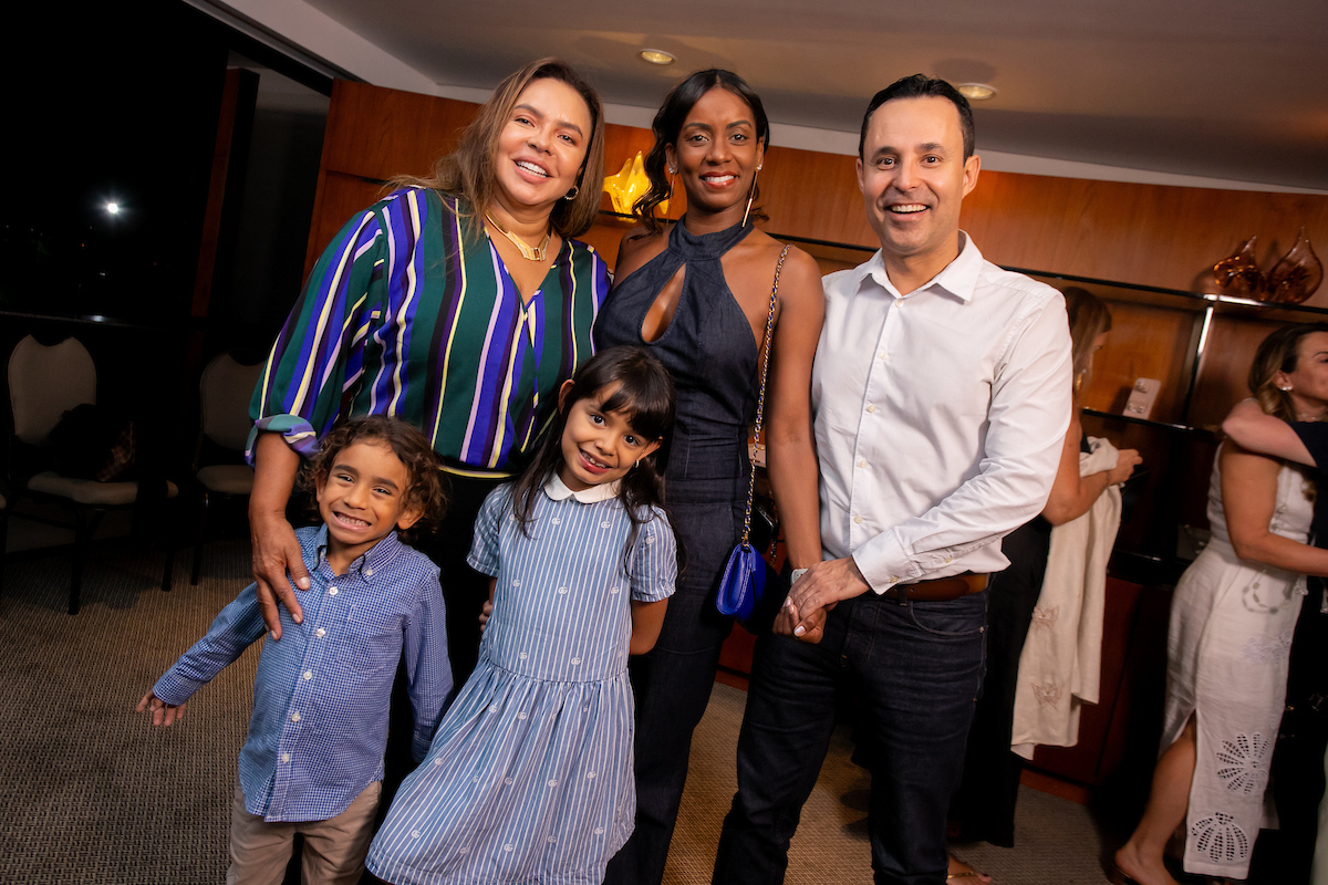 Cecília Machado Gomes, Marta Guimarães, Diego Silva, e as crianças Maria Cecília e Benjamin Machado Gomes