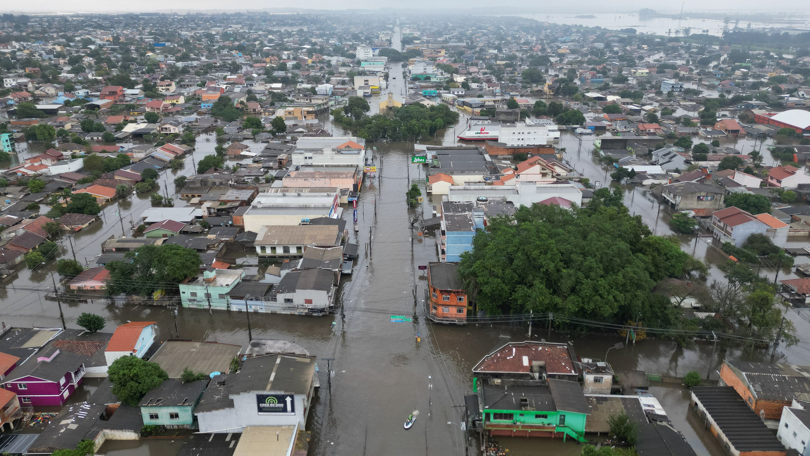 Enchentes no Rio Grande do Sul: Deslocamento de cidades inteiras pode ser necessário.