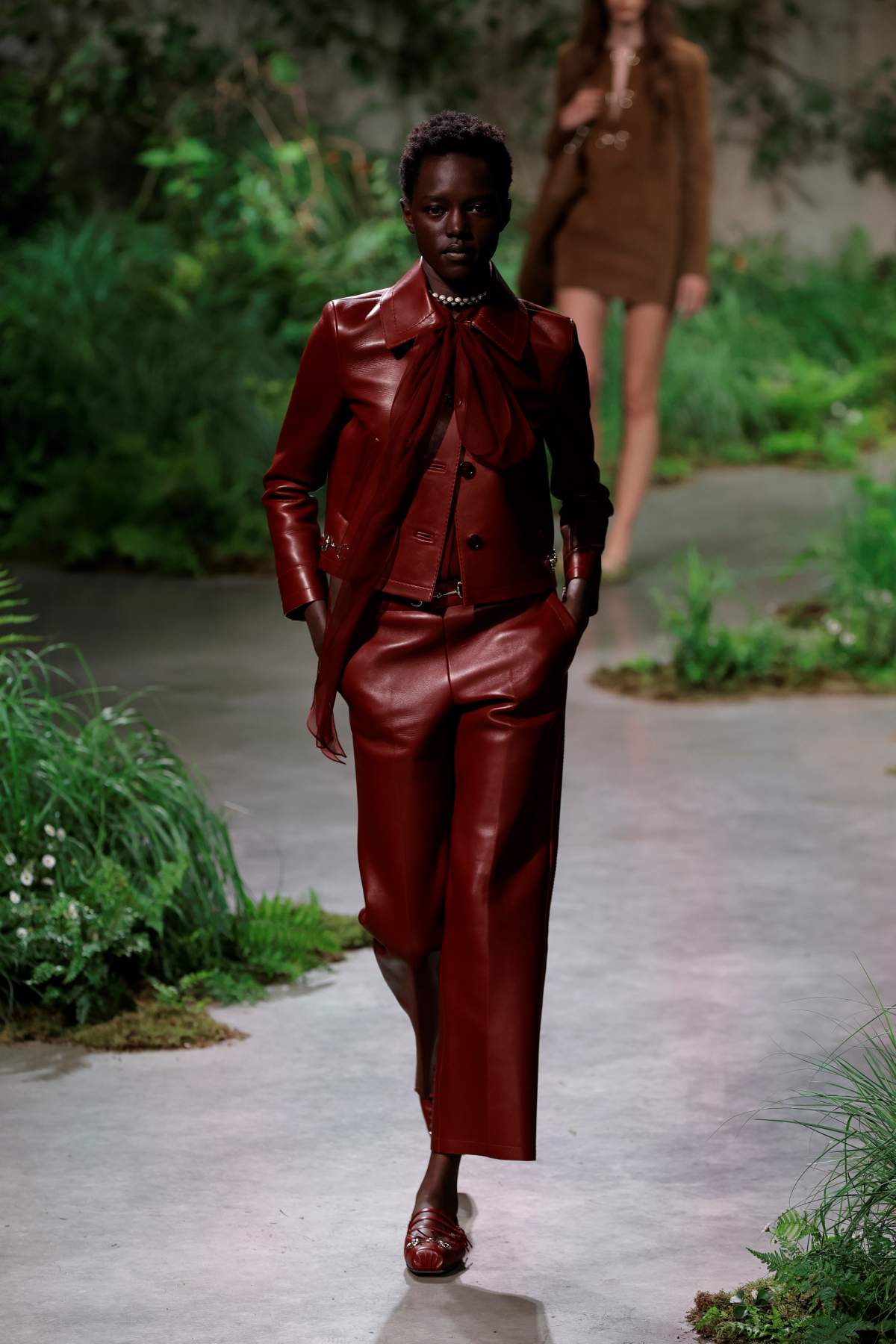 Na imagem com cor, foto do desfile da Gucci - metrópoles