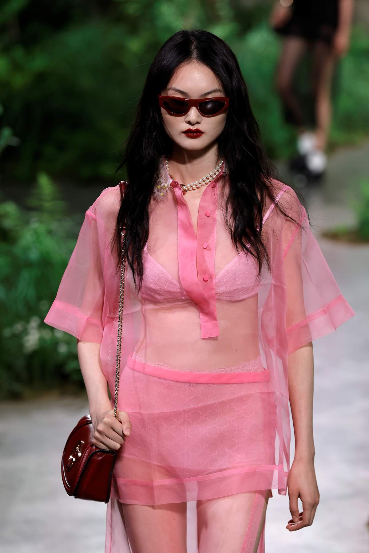 Na imagem com cor, foto do desfile da Gucci - metrópoles