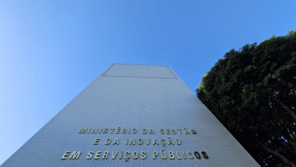Fotografia colorida mostrando fachada de ministério terrenos da Marinha servidores - Metrópoles