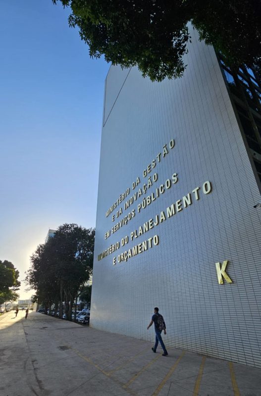 Fotografia colorida mostrando fachada de ministério-Metrópoles