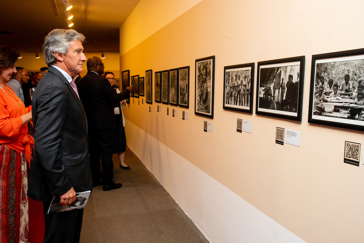 O embaixador da Portugal no Brasil, Luís Faro Ramos confere as fotografias