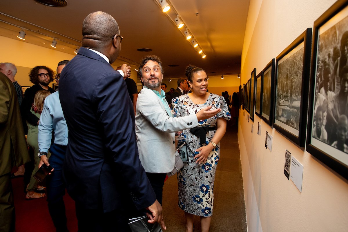 O curador Miguel Cardina acompanha o embaixador da Guiné-Bissau no Brasil, M'bála Alfredo Fernandes, com Claudia Fernandes