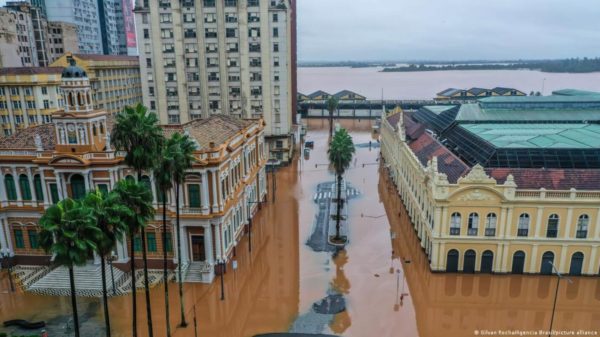 Foto colorida do centro histórico de Porto Alegre alagado - Metrópoles