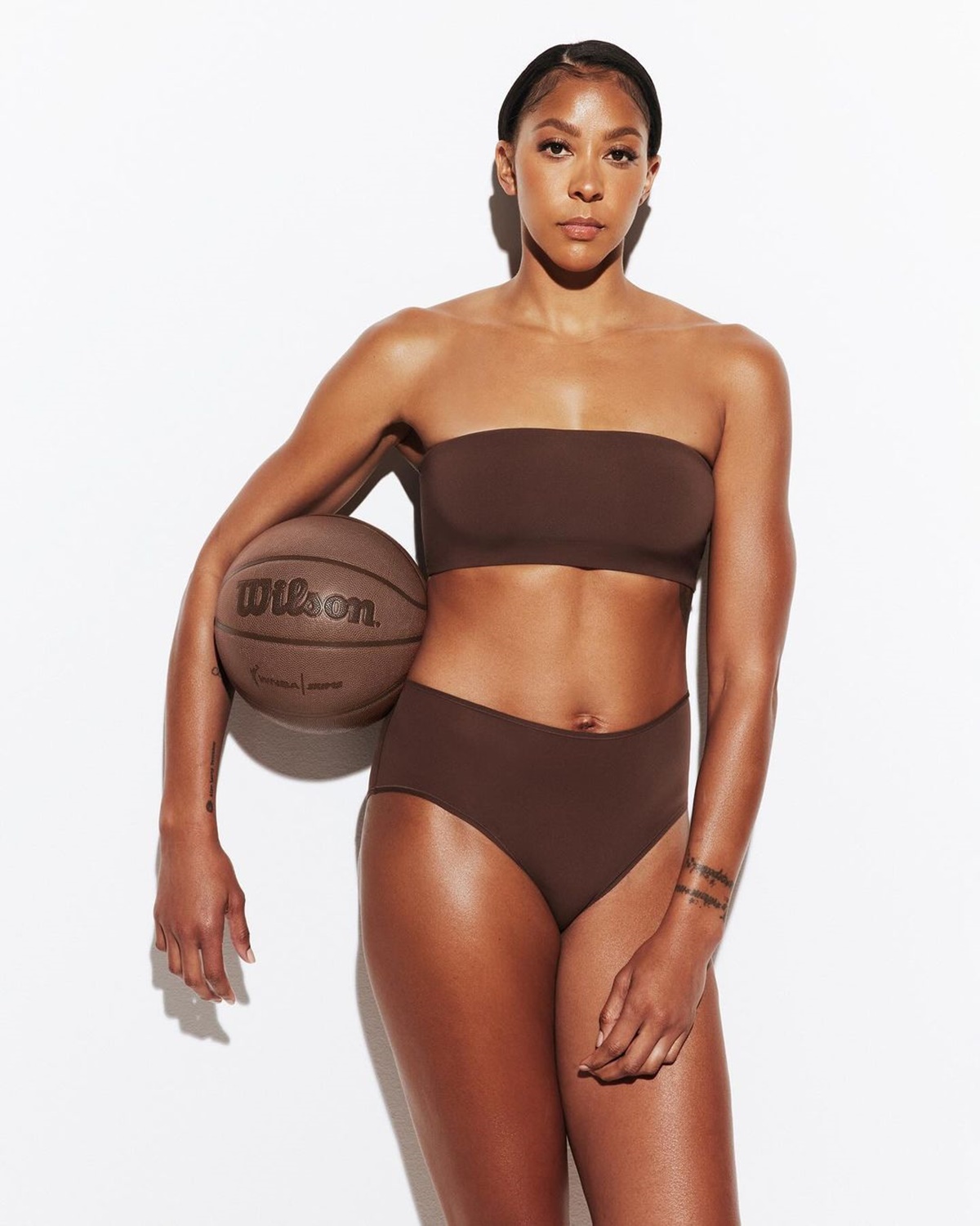 Jogadora de basquete NBA com lingerie da SKIMS Kim Kardashian - Metrópoles