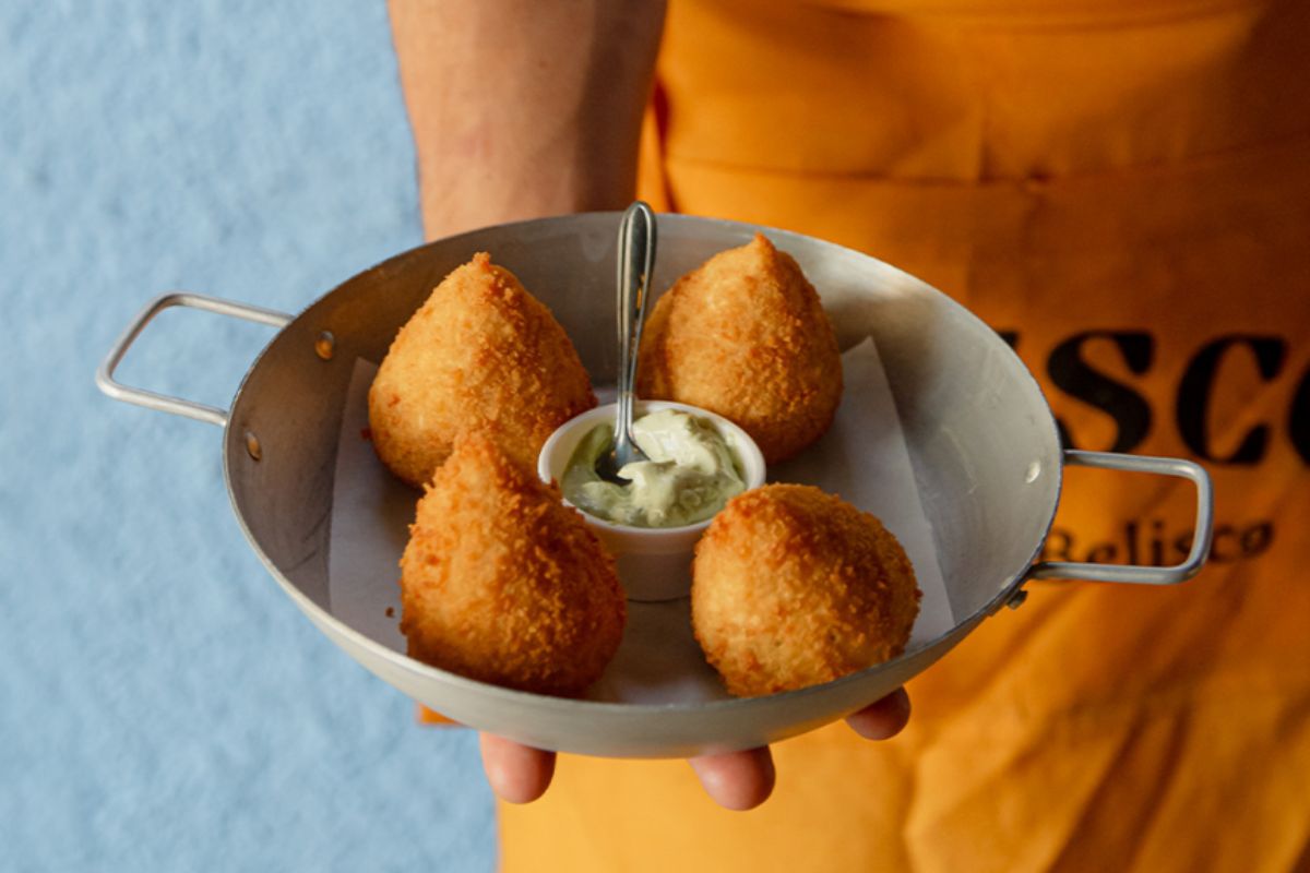 Foto colorida de uma coxinha - Metrópoles